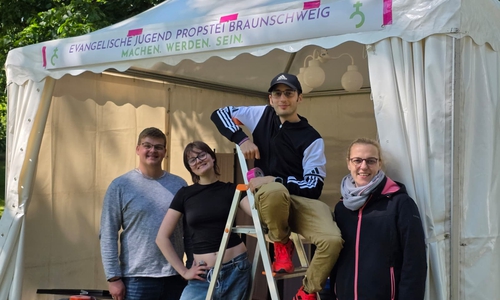 Ole Preußer, Lina Hoch, Eicke Grüneg und Henrike Bötel freuen sich auf viel Besuch an ihrem Stand. Hier können Eltern einen Kaffee trinken und zur Ruhe kommen, während die Kinder bespaßt werden.