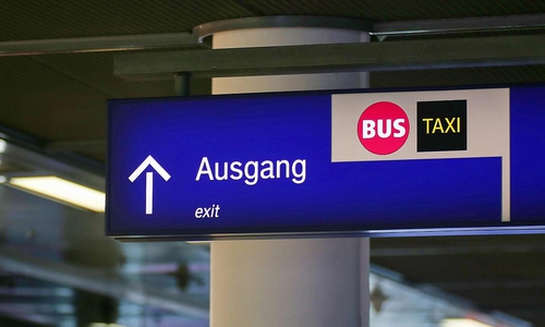 Ausgangsschild bei der Bahn (Archiv)