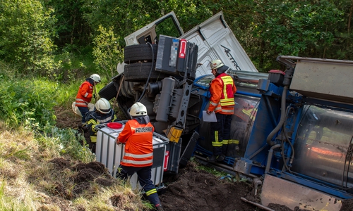 Der mit Gefahrgut beladene Lkw war im Graben gelandet.