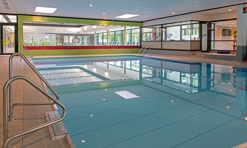 Auch für das beliebte Babyschwimmen sind aktuell noch wenige Restplätze frei.