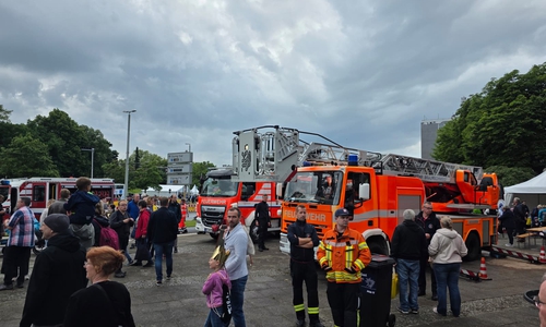 Die Blaulicht- und Technikmeile an der Kurt-Schumacher-Straße und am Löwenwall lockt viele Interessierte an.