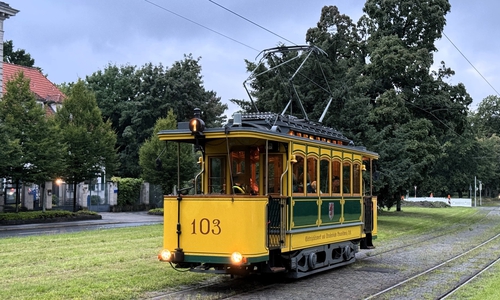 Am Wochenende kann man Rundfahrten mit dem Triebwagen 103 machen.