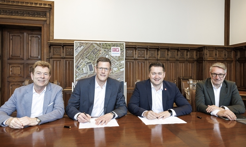 Thorsten Sponholz, Sprecher der Betriebsleitung Siemens Mobility Braunschweig,  Marc Ludwig, CEO Rail Infrastructure bei Siemens Mobility, Oberbürgermeister Dr. Thorsten Kornblum, Stadtbaurat Gerold Leppa, zuständig für Stadtentwicklung und Wirtschaft bei der Unterzeichnung des Memorandum of Understanding im Braunschweiger Rathaus.