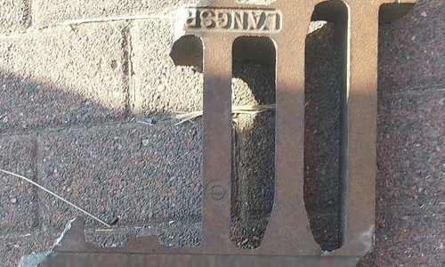 Einer der beiden Gullydeckel (Archiv)
