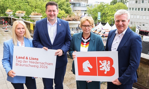 Zwischenbilanz am Sonntagmittag: Die Niedersächsische Ministerin für Inneres, Sport und Digitalisierung Daniela Behrens (2. v. r.), Oberbürgermeister Dr. Thorsten Kornblum (2. v. l.), Thomas Ring, Polizeipräsident der Polizeidirektion Braunschweig und Nina Fritzler, Geschäftsführerin der Braunschweig Stadtmarketing GmbH freuen sich über den bisherigen Erfolg des Tags der Niedersachsen in Braunschweig. 