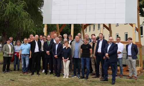 Beim Baustart unter anderem dabei: Frank Guder (Objektplanung Architekten gjh), Ortsbürgermeister Andreas Triebe, Oberbürgermeister Frank Klingebiel, Astrid Paus (Dezernatsleiterin im Amt für regionale Landesentwicklung Braunschweig), Michael Letter (Vorsitzender des Rates der Stadt Salzgitter), Stefan Klein (MdL und 1. Bürgermeister).