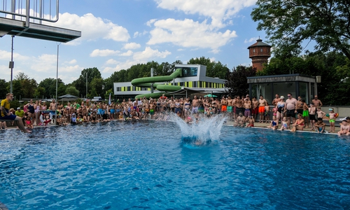 Bei dieser Pool-Party soll jeder auf seine Kosten kommen.