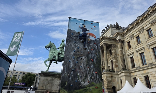 Wer wollte, konnte sich vor dem Schloss auch beim Klettern ausprobieren.