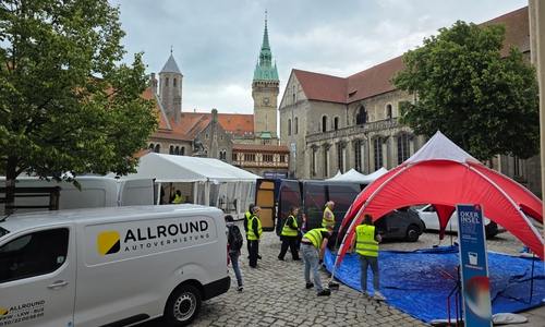 Auf dem Burgplatz wird fleißig aufgebaut.