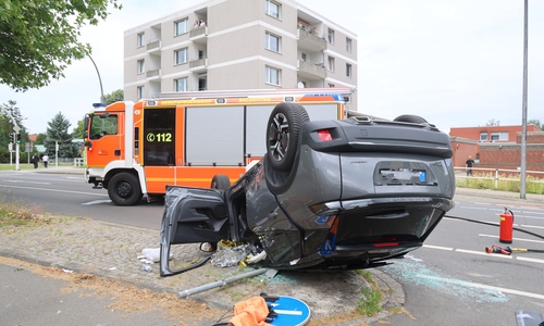 Eines der Autos war auf dem Dach gelandet.
