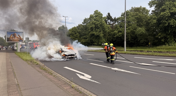 Großeinsatz nahe Tankstelle: Auto gerät in Braunschweig in Brand