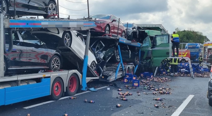Schwerer Lkw-Unfall auf der A7: Zahlreiche Limo-Flaschen auf der Fahrbahn