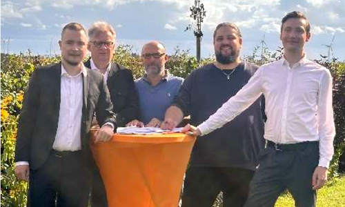 Die Freien Wähler Braunschweig an einem Tisch voller Unterschriften: (von links) Julius Königshöfen, Mathias Kolban (Wahlbereich 130 Mitte), Olaf Funke (Wahlbereich 222 Südwest), Adrian Sossna (Wahlbereich 130 Mitte) und Anthony Kaye.