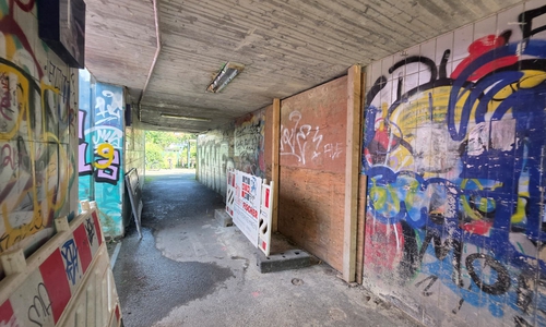 Die vorbereitenden Arbeiten für den Aufzug haben begonnen.