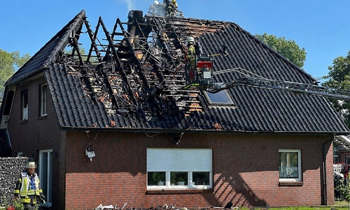Geestland: Einfamilienhaus nach Dachstuhlbrand vorerst unbewohnbar (Archiv)