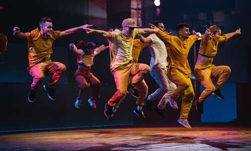 Das Street-Art-Ensemble Urbanatix bringt eine exklusiv für die Autostadt entwickelte Mischung aus Beatbox, Live-Drums, Tanz und Akrobatik auf die Bühne.
