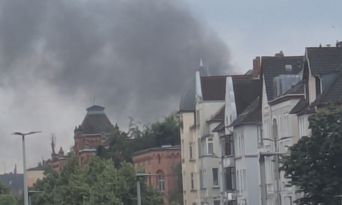 Auch aus weiter Entfernung war die Rauchentwicklung (hier aus Richtung Norden mit Blick auf die Husarenkaserne) zu sehen.
