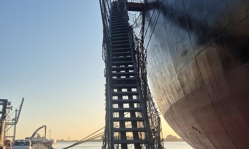 Beschädigte Gangway des Massengutschiffes (Archiv)