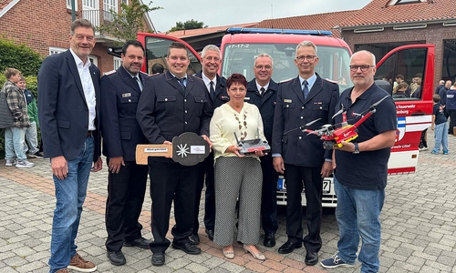Übergabe MTW und Drohne (v. l. n. r.) Bürgermeister Christoph Reents, Ortsbrandmeister Tobias Hollmann, Gerätebeauftragter Phil Spille, Gemeindebrandmeister Maik Bäcker, Vorsitzende des Feuerwehrauschusses Ada Heptner, Kreisbrandmeister Frank Hattendorf, stellvertretender Ortsbrandmeister Ralf Schwantje, Fachgruppeneiter Drohne Frank Kirsch (Archiv)