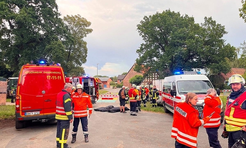 Die Einsatzkräfte richteten einen großzügigen Sicherheitsbereich ein (Archiv)