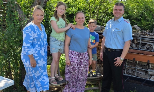Samtgemeindebürgermeisterin Karin Single (links) und Einsatzleiter Sebastian Lehmann (rechts) dankten der Familie Lauer für ihre schnelle Hilfe.