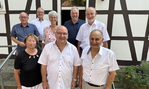 Wenn es nach den prominenten CDU-Köpfen geht, soll Marc Angerstein (vorne Mitte) Kandidat für die anstehende Landtagswahl werden: (v.l.n.r.) Der Stadtverbandsvorsitzende Andreas Meißler, Elke Grosser für die Senioren-Union, der Ehrenvorsitzende Frank Oesterhelweg, die Bürgermeisterkandidatin Kerstin Glier, Kreisvorstandsmitglied Dr. Albrecht Stalmann, der Fraktionsvorsitzende im Kreistag Michael Wolff und der Bundestagsabgeordnete Prof. Dr. Reza Ashgari.