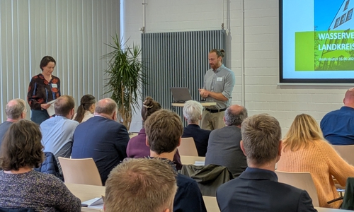 Teilnehmer aus Wasserbehörden, Verwaltungen, Gemeinden, Landwirtschaft, Wasserversorgern und Regionalverband erhielten und diskutierten die Ergebnisse des Wasserversorgungskonzepts in der Lindenhalle. 