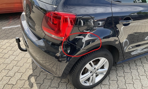 Das Fahrzeug hat am rechten hinteren Kotflügel im Bereich des Radkastens einen Lackkratzer.