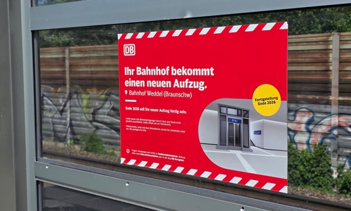 Ein Aushang kündigt den Aufzug für Ende 2026 an.