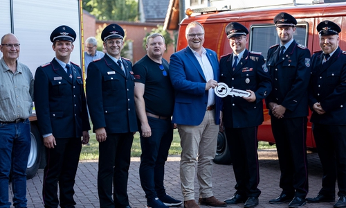 Freudige Gesichter bei der offiziellen Fahrzeugübergabe.