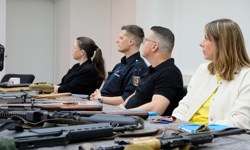 Mitarbeiter der Waffenbehörde wurden in der vergangenen Woche von Experten der Polizei Goslar im sicheren Umgang mit Waffen geschult. 