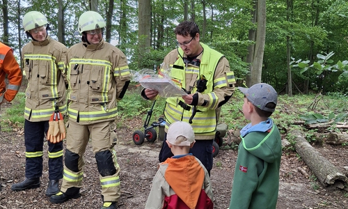 Die Feuerwehr probte mit den Kindern der " „Waldfüchse" den Ernstfall.