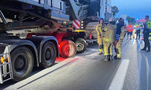 Einsatzkräfte am Schwertransporter (Archiv)