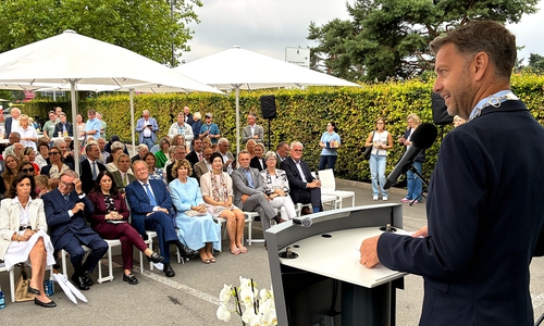 Oberbürgermeister Dennis Weilmann bei der Namensgebung der Carl Hahn Brücke.