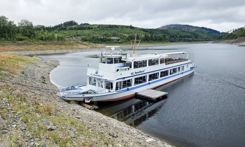 Ungenutzt: Die "MS Aquamarin" dümpelt an der Anlagestelle Weißwasserbrücke im Okerstausee.