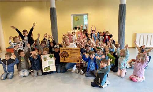 Kita-Leiterin Simone Bartels (Mitte) und die Kindergartenkinder freuen sich gemeinsam: Die Kita Ohlhof ist jetzt offiziell Teil der "Allee der Zukunft".