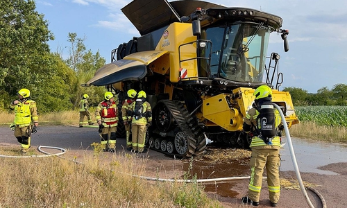 Mähdrescherbrand bei Erntearbeiten (Archiv)