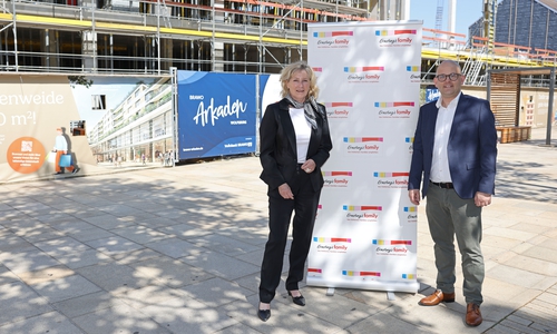 Claudia Kayser, Leiterin der Direktion Wolfsburg, und Jan-Hendrick Bernhardt, Expansionsleiter bei Ernsting’s family, vor dem ersten Bauabschnitt der BRAWO Arkaden in Wolfsburg. 