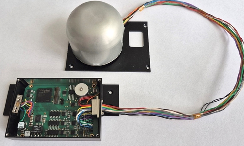 Magnetometer Experiment für den auf Apophis landenden Cubesat. Sensor (oben) und Elektronik werden zusammen mit einem Belgischen Gravimeter in einen Würfel mit 10cm Kantenlänge (ein Cube) integriert Die Elektronik hat die Ausmaße einer Kreditkarte und wurde von der Berliner Firma Magson GmbH entwickelt. 