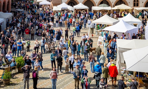 Die historische Altstadt wird zur großen Open‑Air‑Galerie.