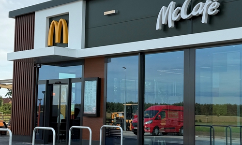 Die neue Filiale in Meinersen ist nach dem zeitgemäßen einheitlichen McDonald’s-Konzept gebaut.
