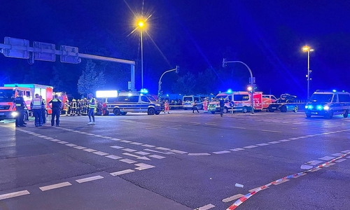 Auto fährt bei CSD in Menschenmenge am 25.07.2026