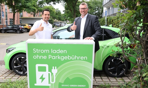 Marcus Flentje (li.), Projektleiter BRAWO Green Energy, und Michael Wittchow, Leiter der Direktion Braunschweig der Volksbank BRAWO, an der neuen Ladeinfrastruktur am Stöckheimer Markt.