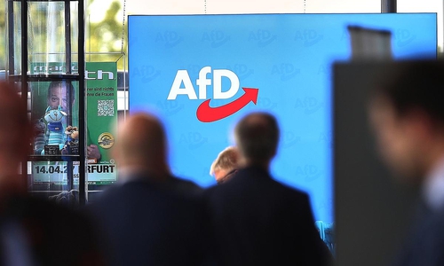 AfD-Logo auf Parteitag am 04.07.2026