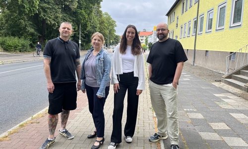 Suchtberater Jens John von der AWO-Salto Suchthilfe (links), Suchttherapeutin Stefanie Bischoff vom Lukas-Werk Wolfenbüttel (2.v.l.), Suchberater Lisa Reinecke (2.v.r.) und Martin Lawrenz (rechts) freuen sich über die Kooperation. Die AWO und Lukas-Werk arbeiten künftig Hand in Hand. Sie werden Beratung, Rehabilitation und Begleitung von Menschen mit Abhängigkeitserkrankungen in Salzgitter nun noch enger miteinander verzahnt.