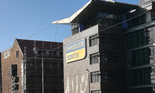Logo am früheren Firmensitz von Immobilienscout24 (Archiv)