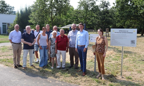 v.l.n.r.: Olaf Marotz (Ortsbürgermeister Vechelde/Vechelade), Günther Wolters, Stefan Wilke (beide Ortsratsmitglieder Vechelde/ Vechelade), Katrin Voßhagen (Gemeinderatsmitglied), Rainer Isensee (Fachdienstleitung Hoch-/Tiefbau), Ursula Raabe, Stefan Ring, Georg Raabe (alle Ortsratsmitglieder Vechelde/ Vechelade), Felix Scholz (Fachdienstleitung Liegenschaften), Tobias Grünert (Gemeinde-Bürgermeister), Britta Schwartz-Landeck (Erste Gemeinderätin).