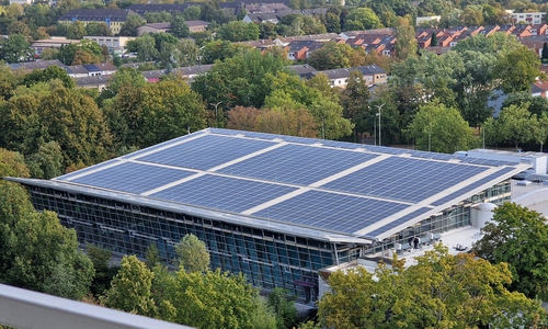 Das Sportbad Heidberg beherbergt mit 1022 Modulen die größte PV-Anlage aller städtischen Bäder.