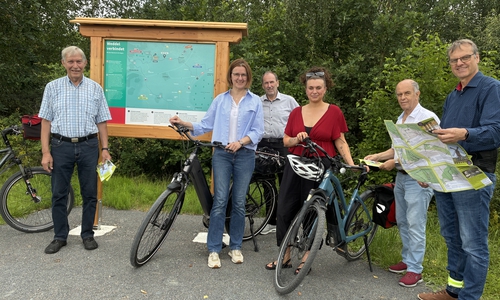Bei der Enthüllung der Tafel (von links): Detlef Sorgatz (Team Weddel), Kerstin Geffers (Fahrradmobilitätsbeauftragte, Landkreis), Torsten Ruhe (Leiter Wirtschaftsbetriebe) Franziska Ewers (Nachhaltigkeitskommunikation, Landkreis), Harald Koch (Ortsbürgermeister Weddel), Detlef Kaatz (Gemeindebürgermeister Cremlingen).