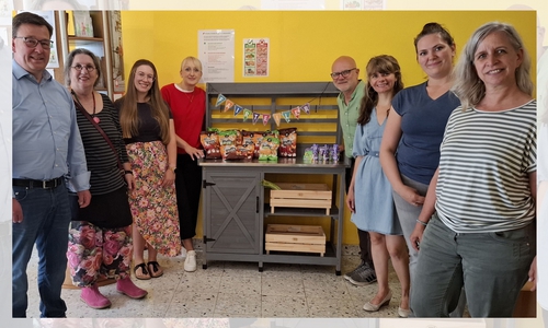 Freuen sich über die Eröffnung des neuen Fairteilers im Haus der Familie in Salzgitter-Lebenstedt (v. l.): J. Selke-Witzel (Katholische Kirche Salzgitter), C. Höft (foodsharing), J. Giese (foodsharing), H. Müller (Caritasverband Salzgitter), A. Janizki (Caritasverband Salzgitter), J. Tschaban (foodsharing), T. Haßdenteufel (Katholische Familien-Bildungsstätte Salzgitter) und S. Temborius (Katholische Familien-Bildungsstätte Salzgitter).